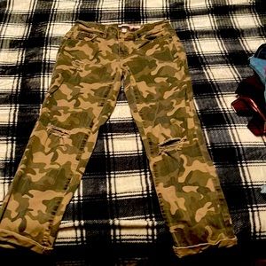 Girls/ Juniors size 1 camp skinny capris.